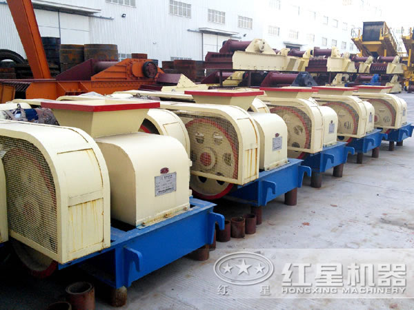 廠區內一次排列整齊的齒輥破碎機