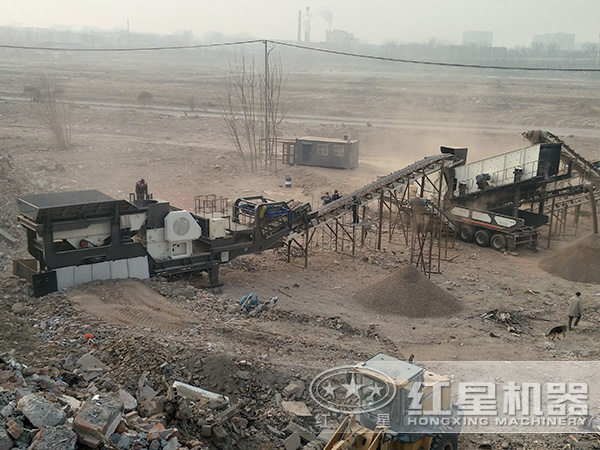 時產200噸車載流動砸石機現(xiàn)場圖