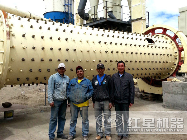 石灰石球磨機工作現場--客戶合影