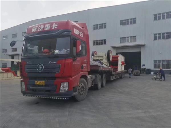 大型礦山碎石機發貨現場