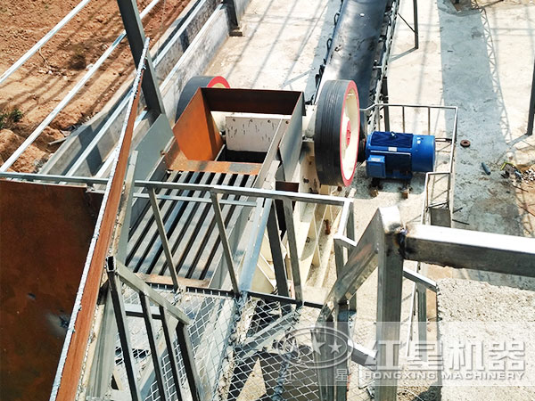 大型礦山碎石機現場作業