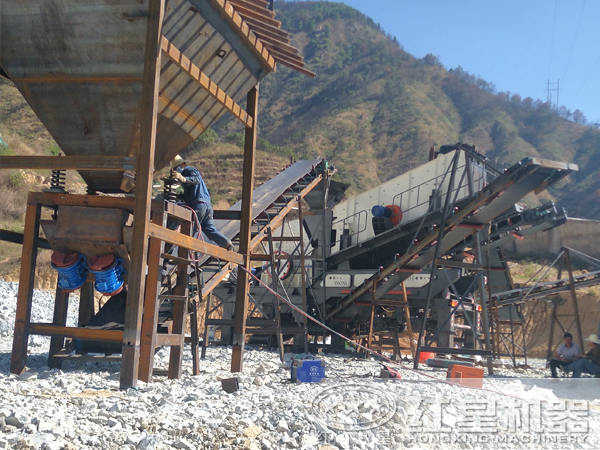 移動(dòng)碎石機(jī)現(xiàn)場作業(yè)圖