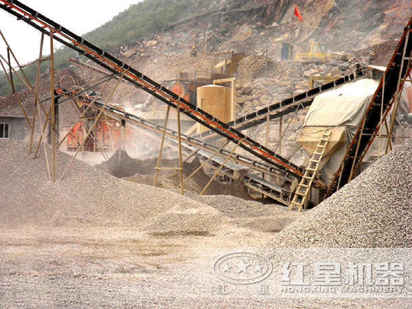 復(fù)合式碎石機(jī)現(xiàn)場作業(yè)圖