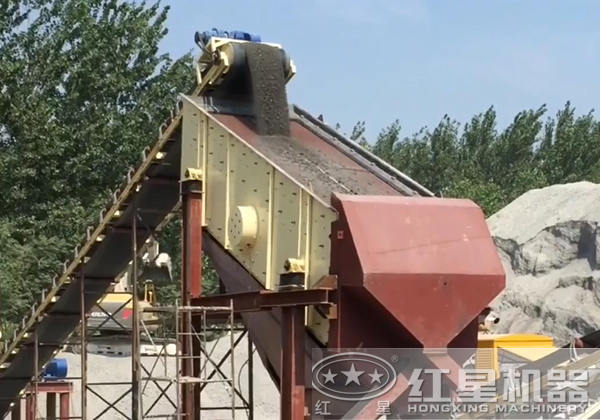 振動篩石篩砂機工作現(xiàn)場 振動篩石篩砂機工作現(xiàn)場