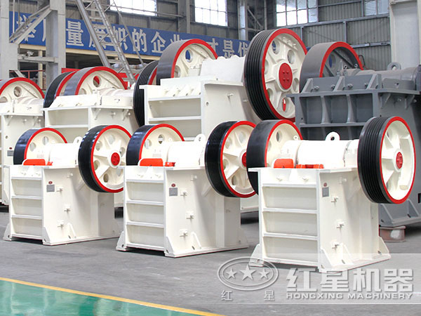 廠區(qū)排列整齊的時產(chǎn)30噸400*600石頭破碎機