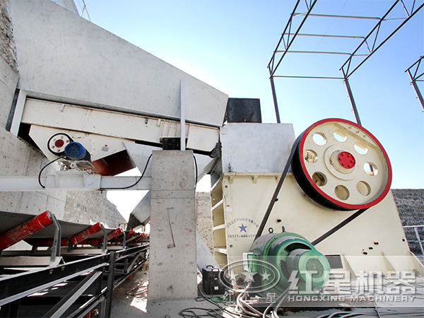 時產(chǎn)30噸400*600石頭破碎機現(xiàn)場作業(yè)圖