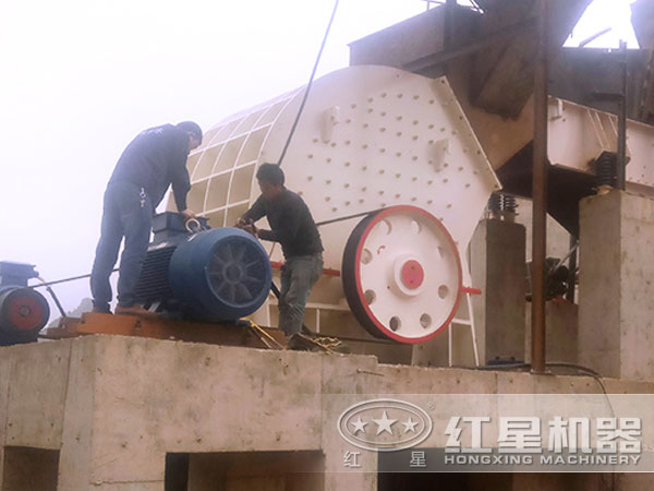 破碎機(jī)現(xiàn)場(chǎng)作業(yè)圖