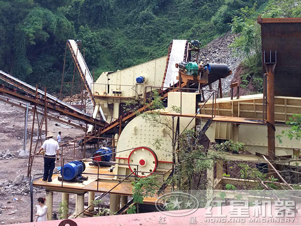 錘式石頭粉碎機(jī)作業(yè)現(xiàn)場(chǎng) 錘式石頭粉碎機(jī)作業(yè)現(xiàn)場(chǎng)