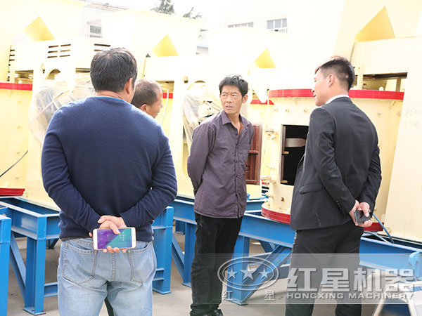 立式破碎機(jī)用戶來廠參觀圖