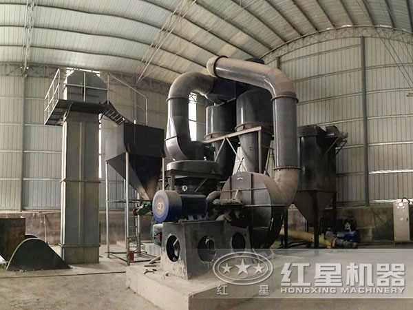 雷蒙磨粉機現(xiàn)場作業(yè)圖