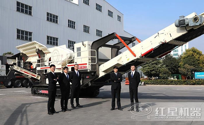 移動(dòng)帶式破碎機(jī)用戶來(lái)廠參觀圖