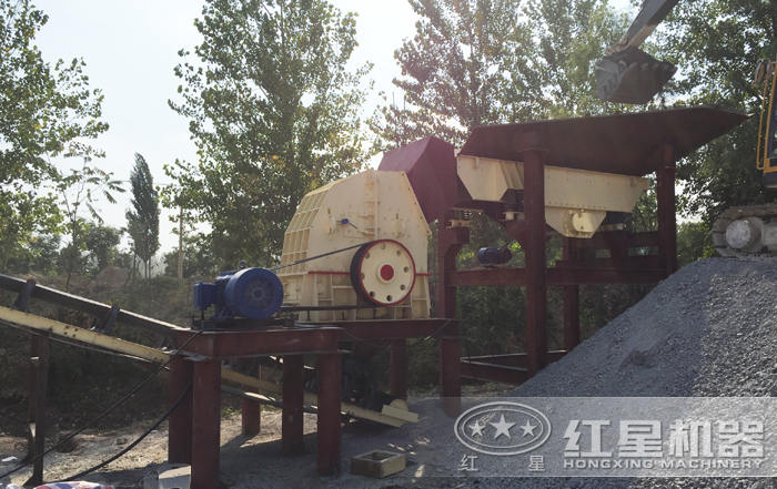 新型重錘式破碎機(jī)安裝現(xiàn)場(chǎng)