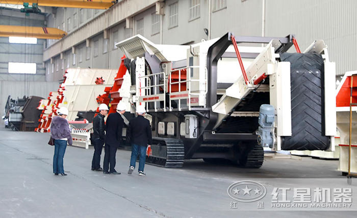 客戶參觀移動破碎機產品圖 客戶參觀移動破碎機產品圖