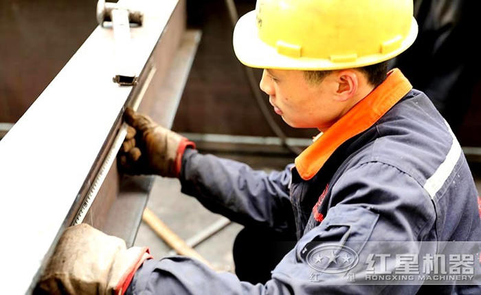 工作人員精準測量圖