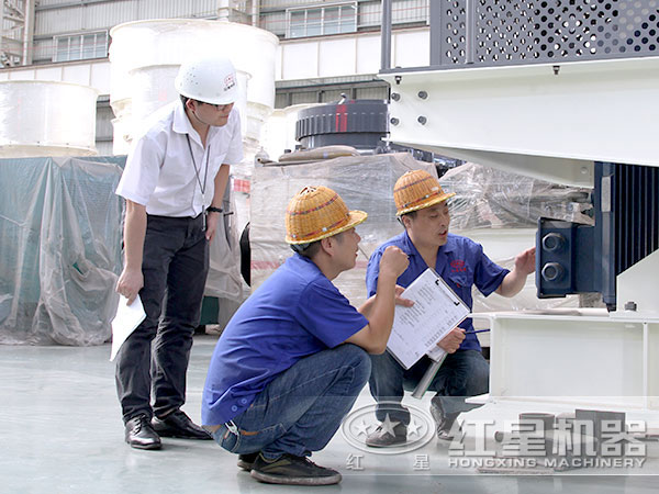 技術人員探討制砂機性能