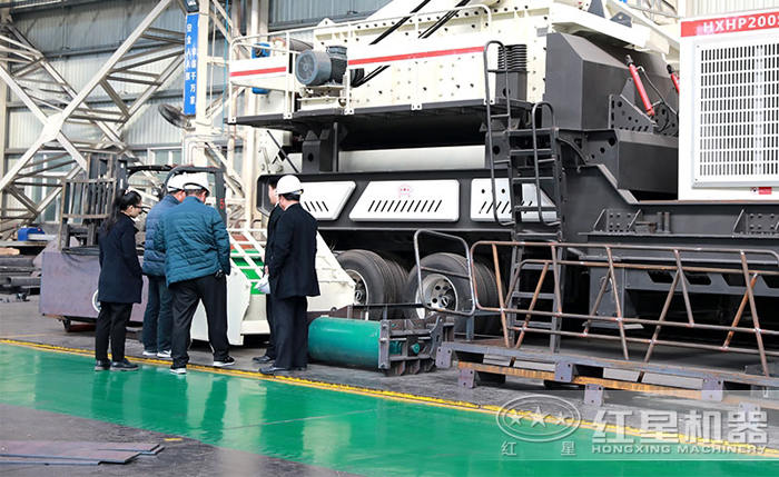 客戶參觀輪胎車載式碎石設備 客戶參觀輪胎車載式碎石設備