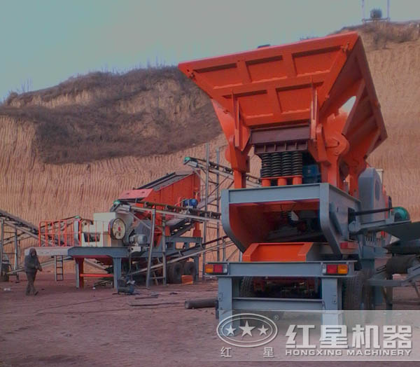 新型移動破碎站工作現場