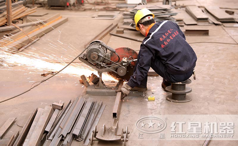 紅星工人對(duì)制砂機(jī)細(xì)節(jié)的把控 紅星工人對(duì)制砂機(jī)細(xì)節(jié)的把控