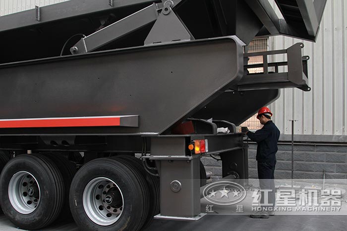 半掛車式砂石機_半掛車沙石料破碎機裝置輪胎作業中 半掛車式砂石機_半掛車沙石料破碎機裝置輪胎作業中