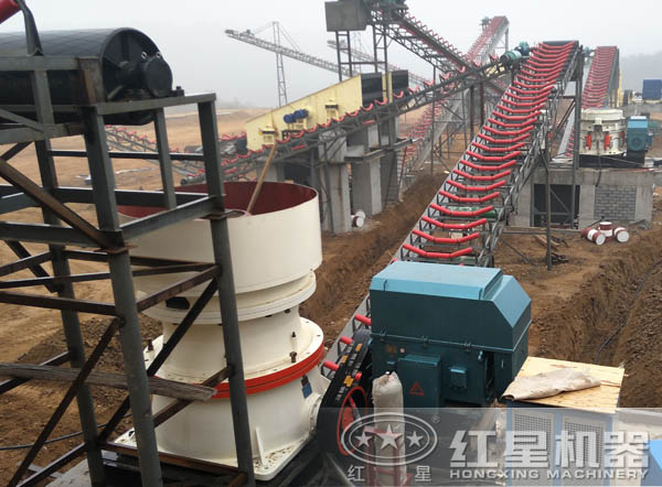 新型單缸圓錐破碎機安裝現場