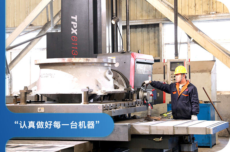 生產車間正在認真工作的工人師傅