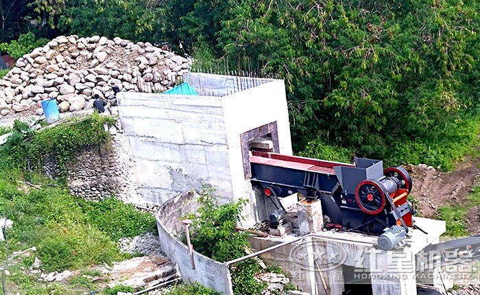 紅星顎式破碎機，用戶鵝卵石破碎現(xiàn)場