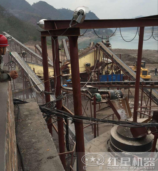 河卵石破碎制砂生產(chǎn)線(xiàn)現(xiàn)場(chǎng) 河卵石破碎制砂生產(chǎn)線(xiàn)現(xiàn)場(chǎng)