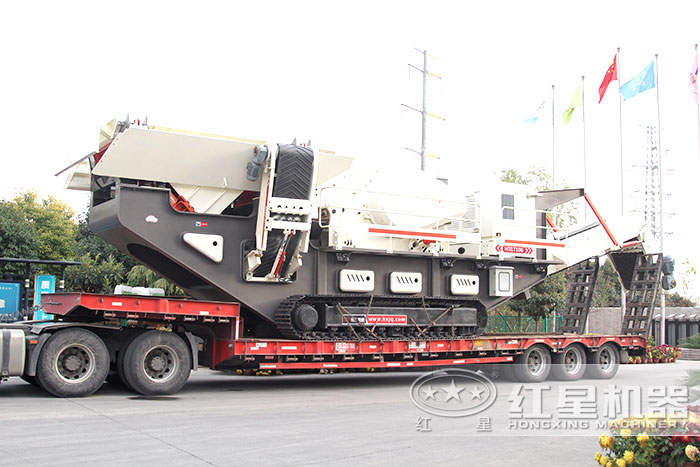 紅星履帶柴油式移動(dòng)破碎篩分一體機(jī)發(fā)貨了