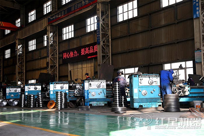 紅星技術工人銑床作業中 紅星技術工人銑床作業中