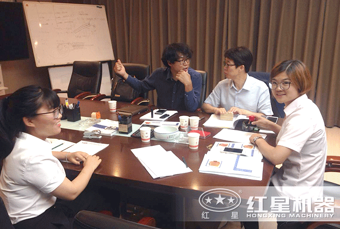 紅星技術人員為用戶設計生產方案 紅星技術人員為用戶設計生產方案