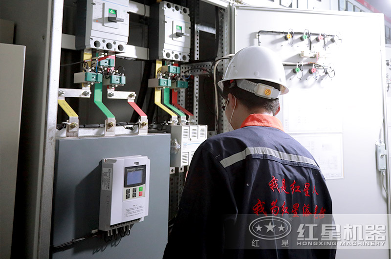 紅星技術工程師正在為客戶現場進行最后的檢查工作