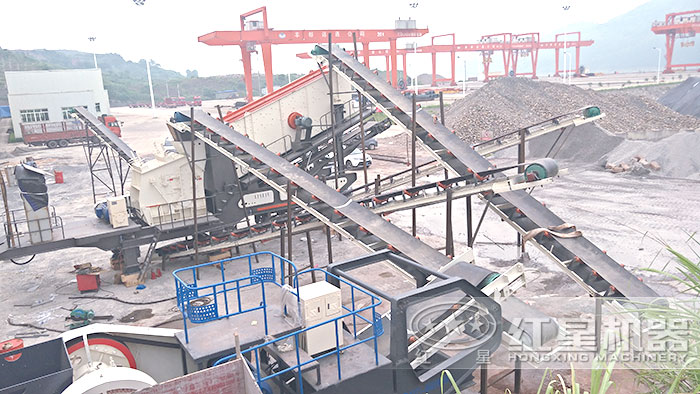 西安車(chē)載式石子磕碎機(jī)施工作業(yè)現(xiàn)場(chǎng)