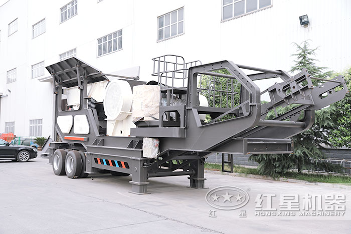 搭在鄂式破碎機(jī)的移動(dòng)式煤矸石粉碎機(jī)