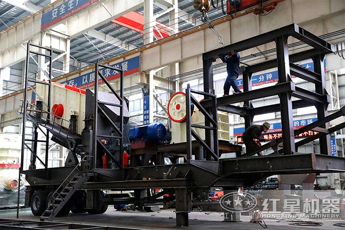 一臺移動破碎機搭在兩臺