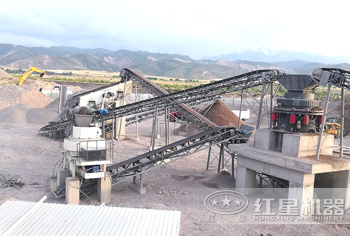 河卵石制砂現(xiàn)場(chǎng)二 河卵石制砂現(xiàn)場(chǎng)二