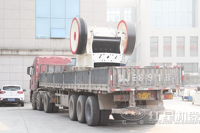 紅星老虎口破碎機裝車發貨了