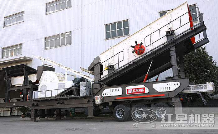 大型移動破碎站搭載重錘式破碎機(jī)