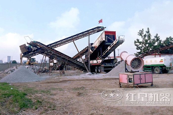 移動破碎機施工作業(yè)現(xiàn)場