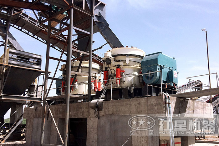 圓錐破碎機安裝作業(yè)現(xiàn)場