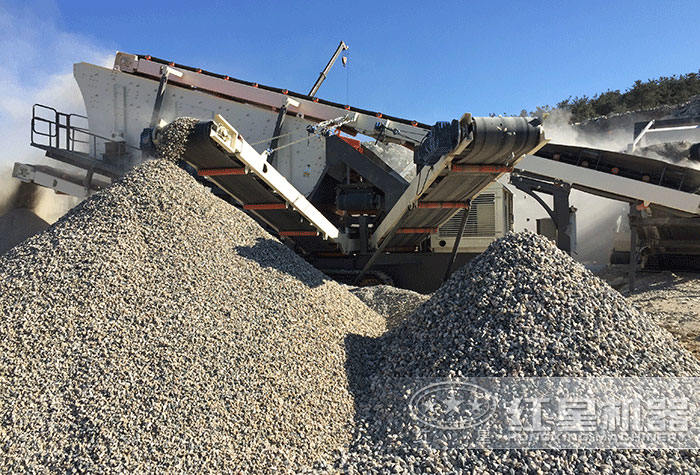 履帶配置的汽車式流動破碎機_汽車移動破碎設備作業現場