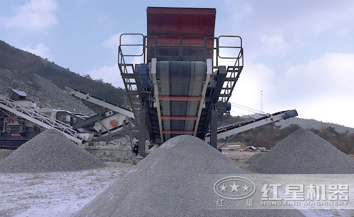 履帶移動(dòng)制沙作業(yè)現(xiàn)場