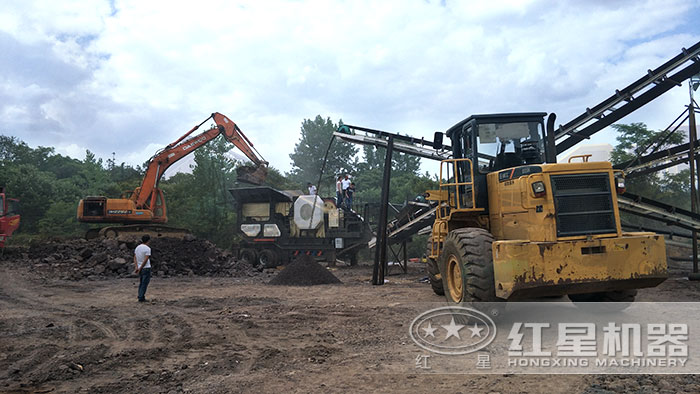 移動碎煤機搭載顎式破碎機生產作業現場