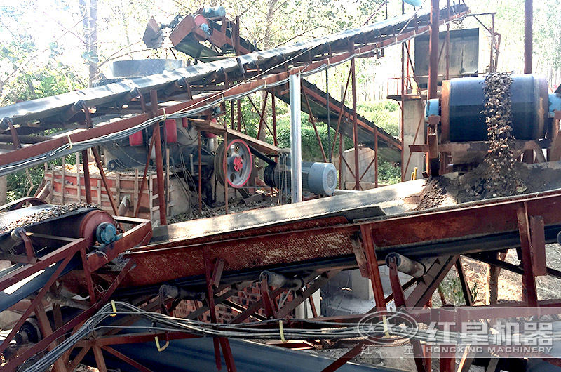 運(yùn)行中的大型圓錐破碎機(jī)現(xiàn)場