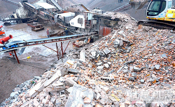 車載移動粉碎機(jī)處理建筑渣土施工作業(yè)現(xiàn)場 車載移動粉碎機(jī)處理建筑渣土施工作業(yè)現(xiàn)場