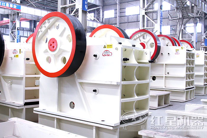 鄂式破碎機車間實拍