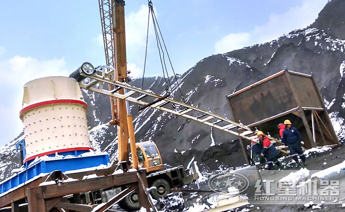 復(fù)合破碎機(jī)現(xiàn)場(chǎng)生產(chǎn)