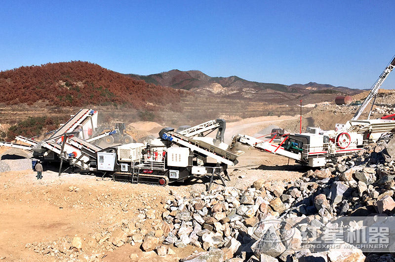 搭載圓錐破碎機的履帶式可移動石子機作業現場 搭載圓錐破碎機的履帶式可移動石子機作業現場