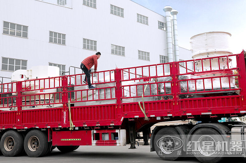 客戶購買了單缸圓錐破碎機(jī)和制砂機(jī),正在裝車發(fā)貨 客戶購買了單缸圓錐破碎機(jī)和制砂機(jī),正在裝車發(fā)貨