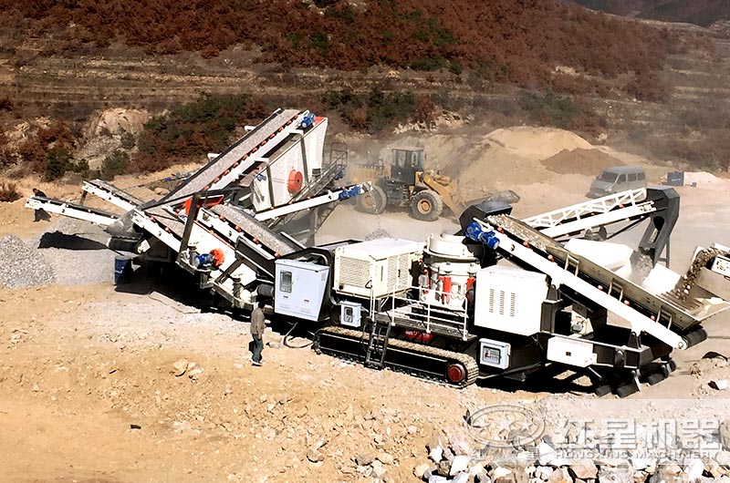 履帶式圓錐破碎機和履帶式篩分機聯合作業現場