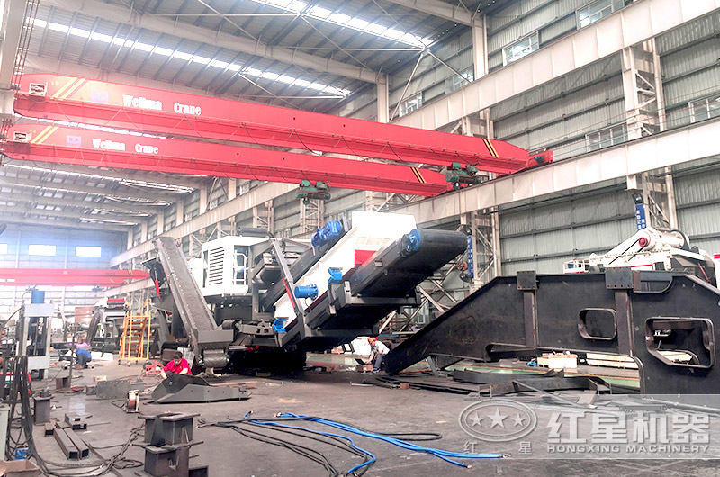 車間正在組裝的車載移動破碎機